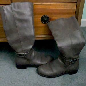 Grey 6.5 boots only worn once!!! Great condition!!!